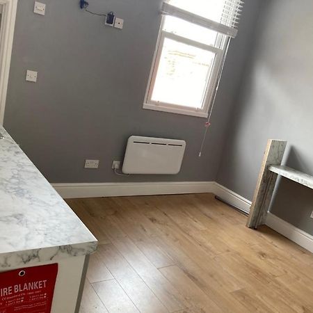 112 Gleneagle Road Rooms ロンドン エクステリア 写真