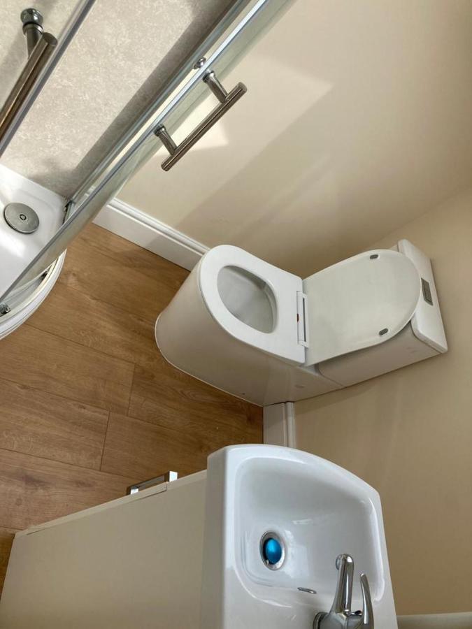 112 Gleneagle Road Rooms ロンドン エクステリア 写真