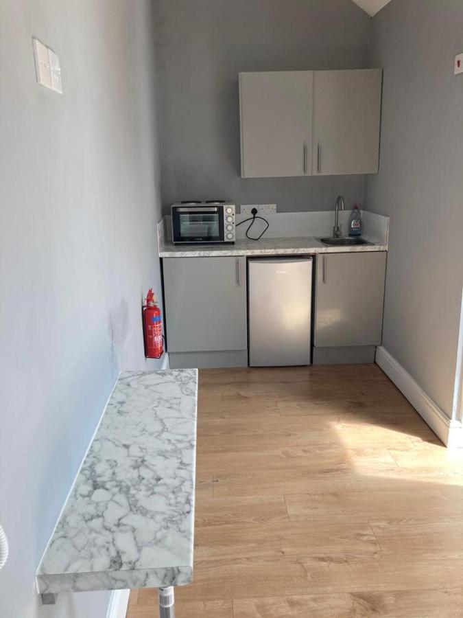 112 Gleneagle Road Rooms ロンドン エクステリア 写真