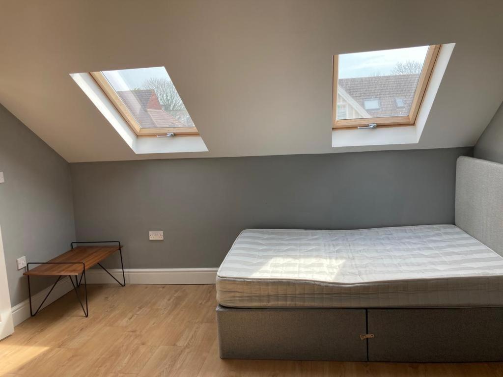 112 Gleneagle Road Rooms ロンドン エクステリア 写真