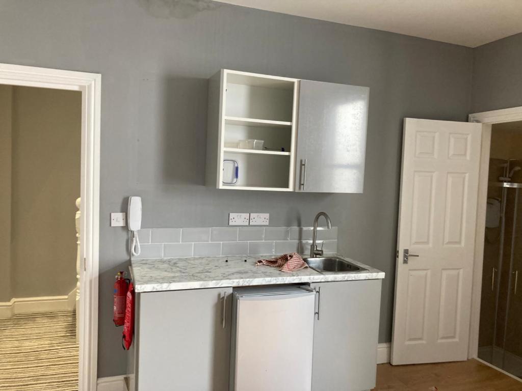 112 Gleneagle Road Rooms ロンドン エクステリア 写真