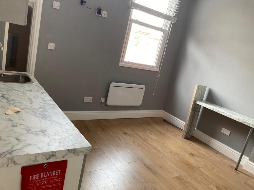 112 Gleneagle Road Rooms ロンドン エクステリア 写真